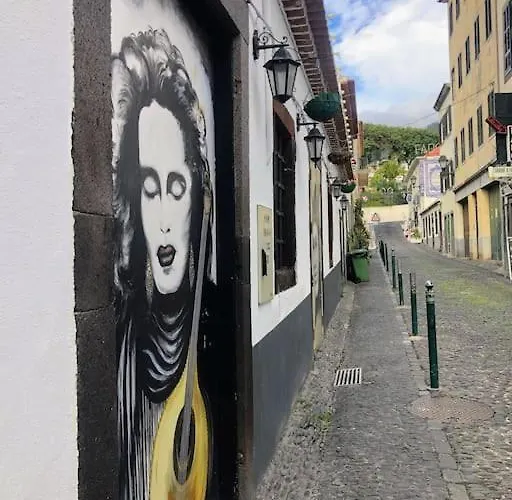 Апартаменты Costa's Oldtown House In *