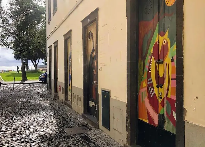 Апартаменты Costa's Oldtown House In